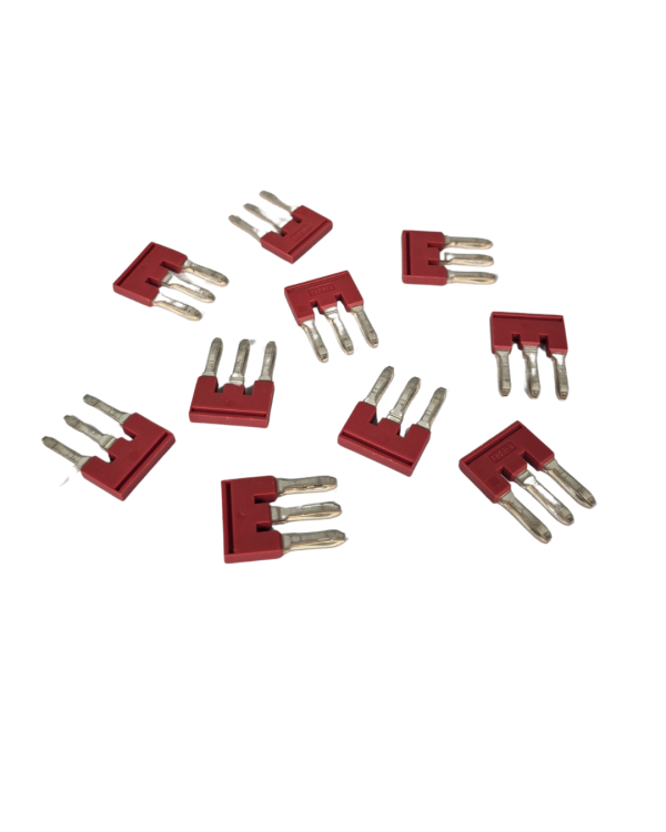 Mostek wtykowy 3-torowy – kompaktowe rozwiązanie do mostkowania obwodów w złączkach i szybkozłączkach elektrycznych. Zapewnia szybkie, bezpieczne i trwałe połączenia oraz porządek w instalacji, stanowiąc alternatywę dla mostkowania przewodami.