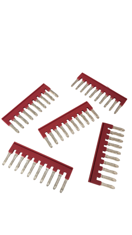 Mostek wtykowy 10-torowy – kompaktowe rozwiązanie do mostkowania obwodów w złączkach i szybkozłączkach elektrycznych. Zapewnia szybkie, bezpieczne i trwałe połączenia oraz porządek w instalacji, stanowiąc alternatywę dla mostkowania przewodami.