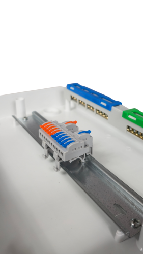 Szybkozłączka elektryczna KV4210 – przelotowy rozgałęźnik na szynę DIN 2/10, kompaktowa, beznarzędziowa złączka do przewodów jednodrutowych i elastycznych, zapewniająca szybkie, bezpieczne i trwałe połączenia kabli.