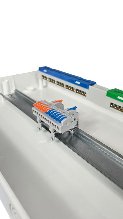 Szybkozłączka elektryczna KV4212 – przelotowy rozgałęźnik na szynę DIN 2/12, kompaktowa, beznarzędziowa złączka do przewodów jednodrutowych i elastycznych, zapewniająca szybkie, bezpieczne i trwałe połączenia kabli.