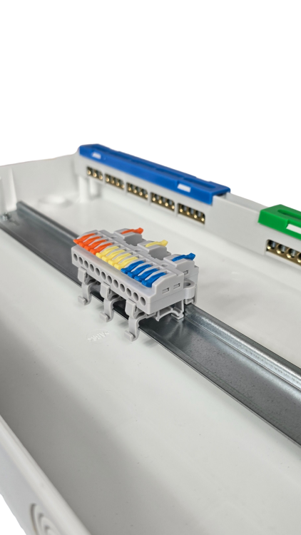 Szybkozłączka elektryczna KV4312 – przelotowy rozgałęźnik na szynę DIN 3/12, kompaktowa, beznarzędziowa złączka do przewodów jednodrutowych i elastycznych, zapewniająca szybkie, bezpieczne i trwałe połączenia kabli.
