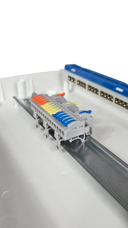 Szybkozłączka elektryczna KV4315 – przelotowy rozgałęźnik na szynę DIN 3/15, kompaktowa, beznarzędziowa złączka do przewodów jednodrutowych i elastycznych, zapewniająca szybkie, bezpieczne i trwałe połączenia kabli.