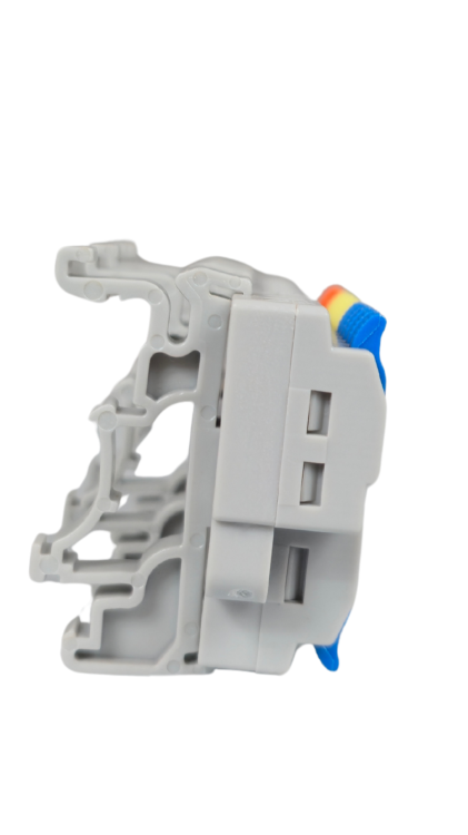 Szybkozłączka elektryczna KV4315 – przelotowy rozgałęźnik na szynę DIN 3/15, kompaktowa, beznarzędziowa złączka do przewodów jednodrutowych i elastycznych, zapewniająca szybkie, bezpieczne i trwałe połączenia kabli.