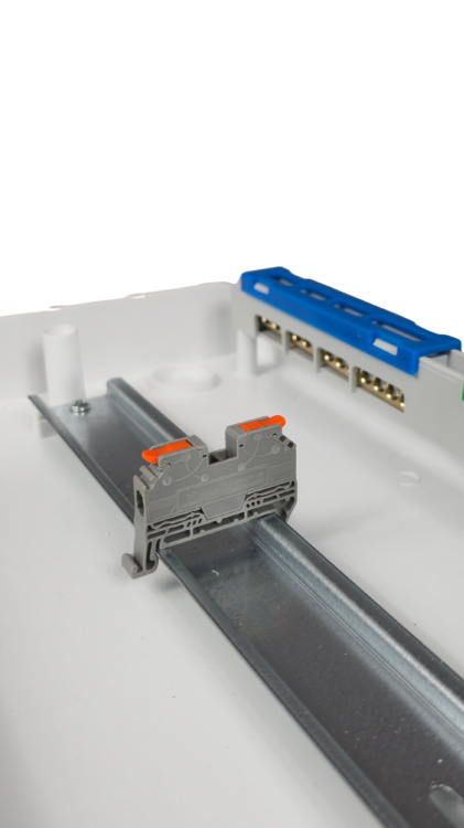 Szybkozłączka elektryczna szara TAC KV2.5B 1-torowa – kompaktowa złączka do przewodów jednodrutowych i elastycznych, zapewniająca bezpieczne, trwałe połączenia kabli, łatwy montaż i praktyczną alternatywę dla tradycyjnych kostek.